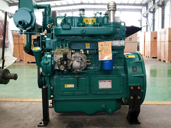 四缸船用柴油機.jpg